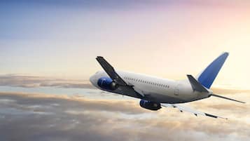 Un avión volando sobre las nubes.