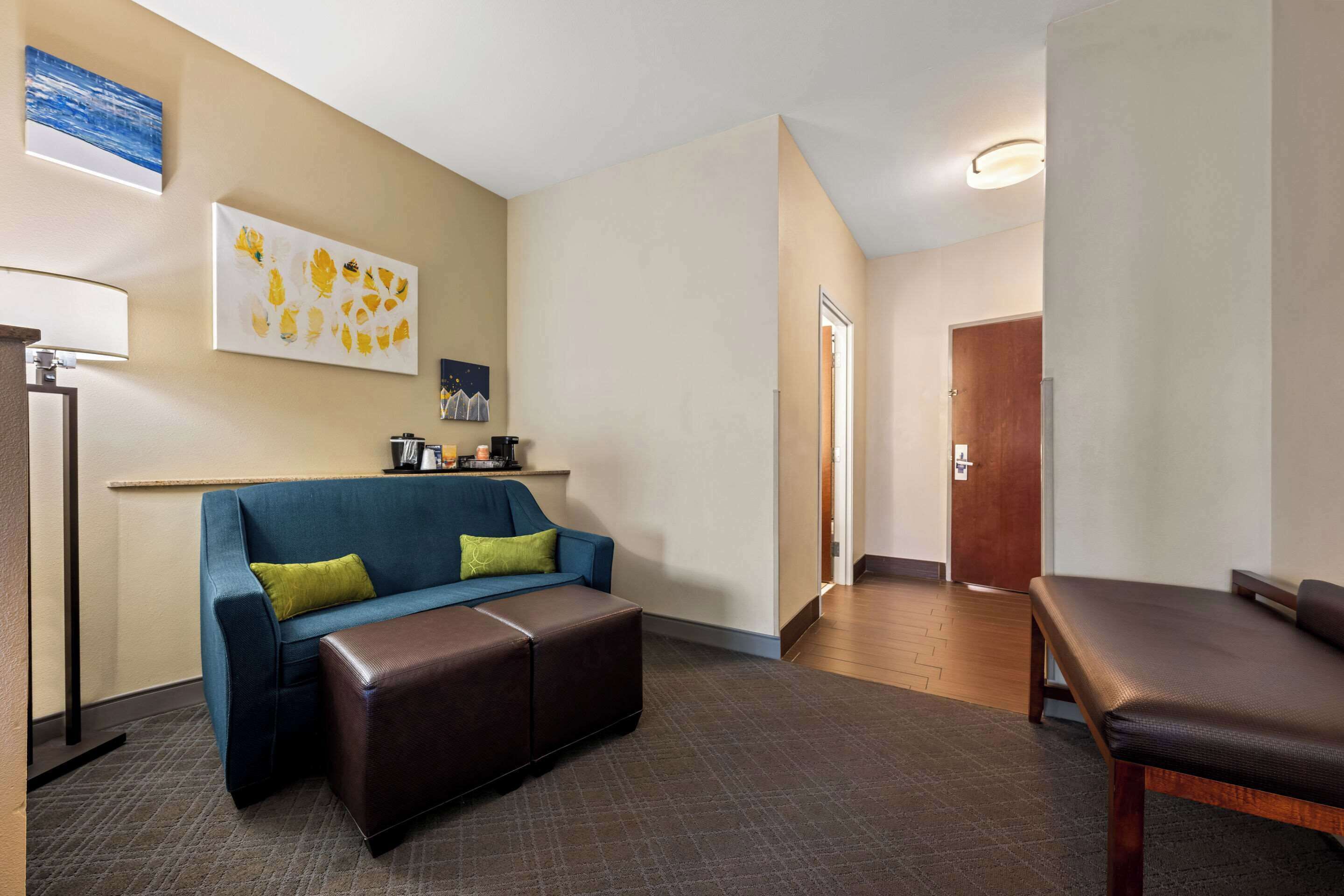 suite, non smoking | premium bedding, desk, blackout curtains, iron/ironing board