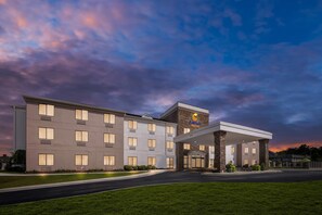 A Comfort Suites hotel with a modern design, featuring a spacious entrance and a well-lit facade. - Comfort Suites Cullman I-65 Exit 310 (Cullman)