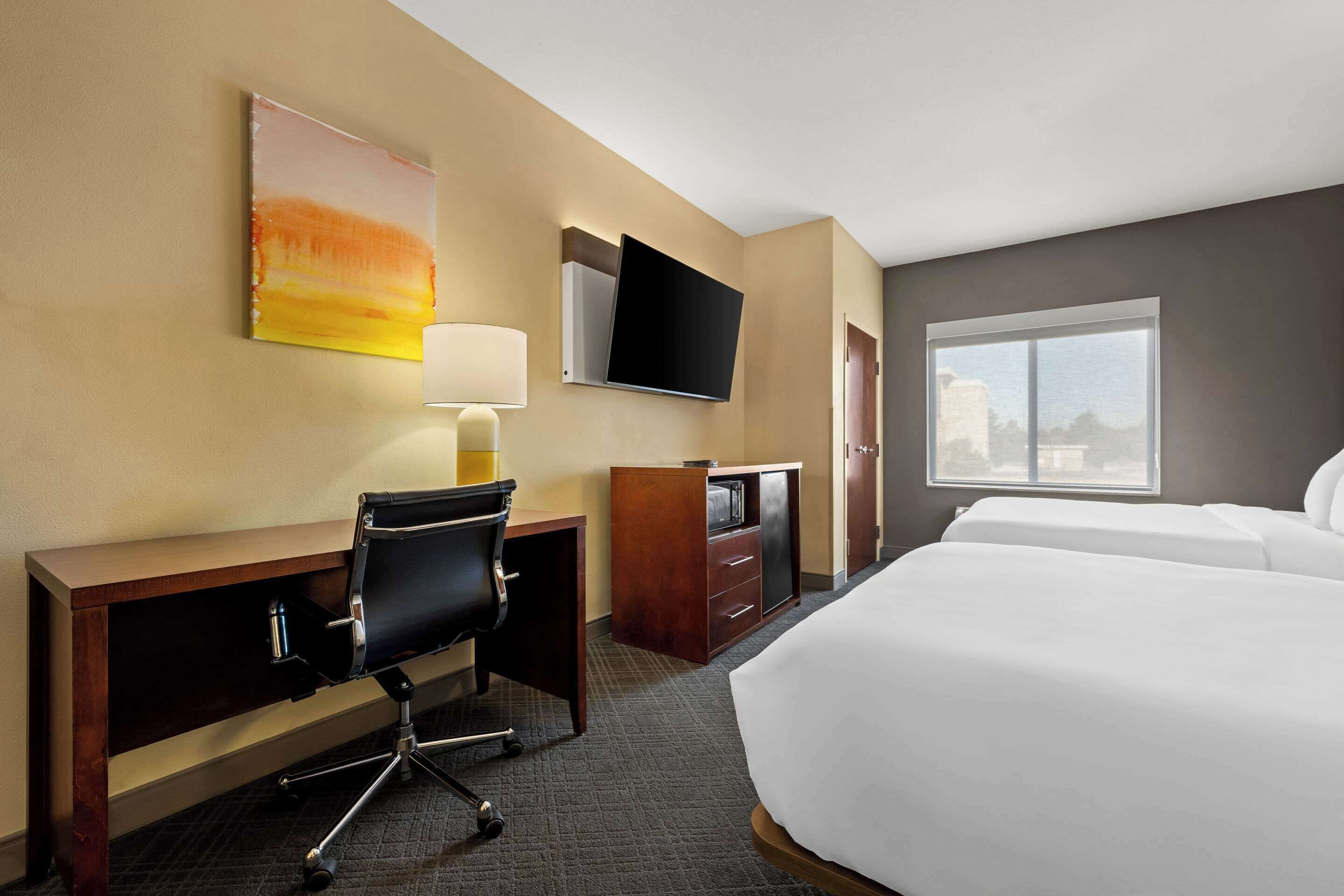 suite, non smoking | premium bedding, desk, blackout curtains, iron/ironing board