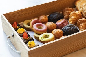 Una caixa de fusta plena de pastissos i postres diverses.
