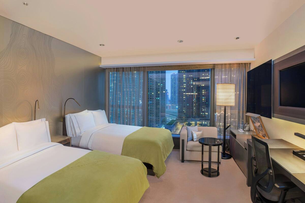 Wonderful Room, Phòng, 2 giường đơn, quang cảnh thành phố | Bộ đồ giường kháng dị ứng, minibar, két bảo mật tại phòng, bàn 