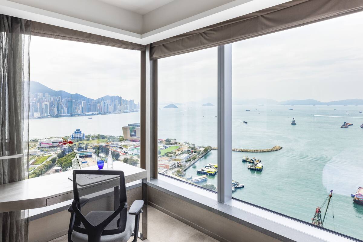 marvelous suite, suite, 1 king bed, non smoking, oceanfront | 1 bedroom, hypo-allergenic bedding, minibar, in-room safe