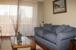 32-inch flat-screen TV with cable channels, TV - Aconcagua Apart Hotel (Santiago)