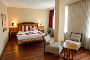 Minibar, in-room safe, desk, blackout drapes - Crowne Plaza Minsk by IHG (Minsk)