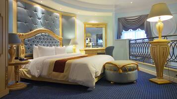 Minibar, cassaforte in camera, una scrivania, tende oscuranti