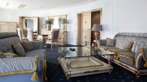 Minibar, in-room safe, desk, blackout drapes - Crowne Plaza Minsk by IHG (Minsk)