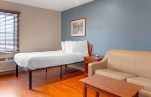 Combined shower/bathtub, towels, soap, toilet paper - Extended Stay America Select Suites - Wilmington - West (Wilmington)