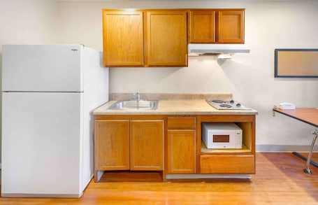 Refrigerador con freezer, microondas, placa de cocina, freezer