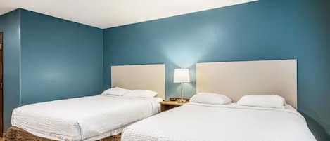 Escritorio, tabla de planchar con plancha, wifi gratis y ropa de cama