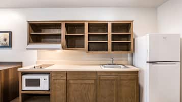Geladeira grande, micro-ondas, cooktop
