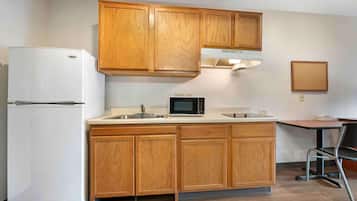 Desk, laptop workspace, iron/ironing board, free WiFi