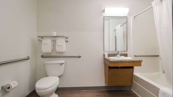 Combined shower/tub, towels