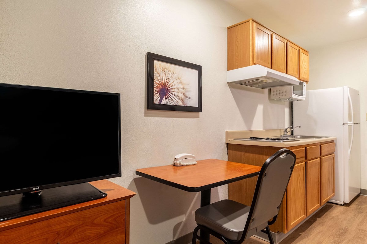 Suite, 1 Queen Bed, Non Smoking | Desk, laptop workspace, iron/ironing board, free WiFi
