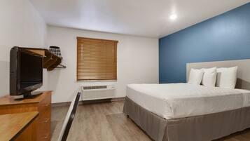 Een bureau, een laptopwerkplek, een strijkplank/strijkijzer, gratis wifi