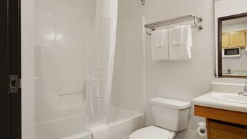 Ein Badezimmer mit Badewanne, Toilette und Waschbecken.
