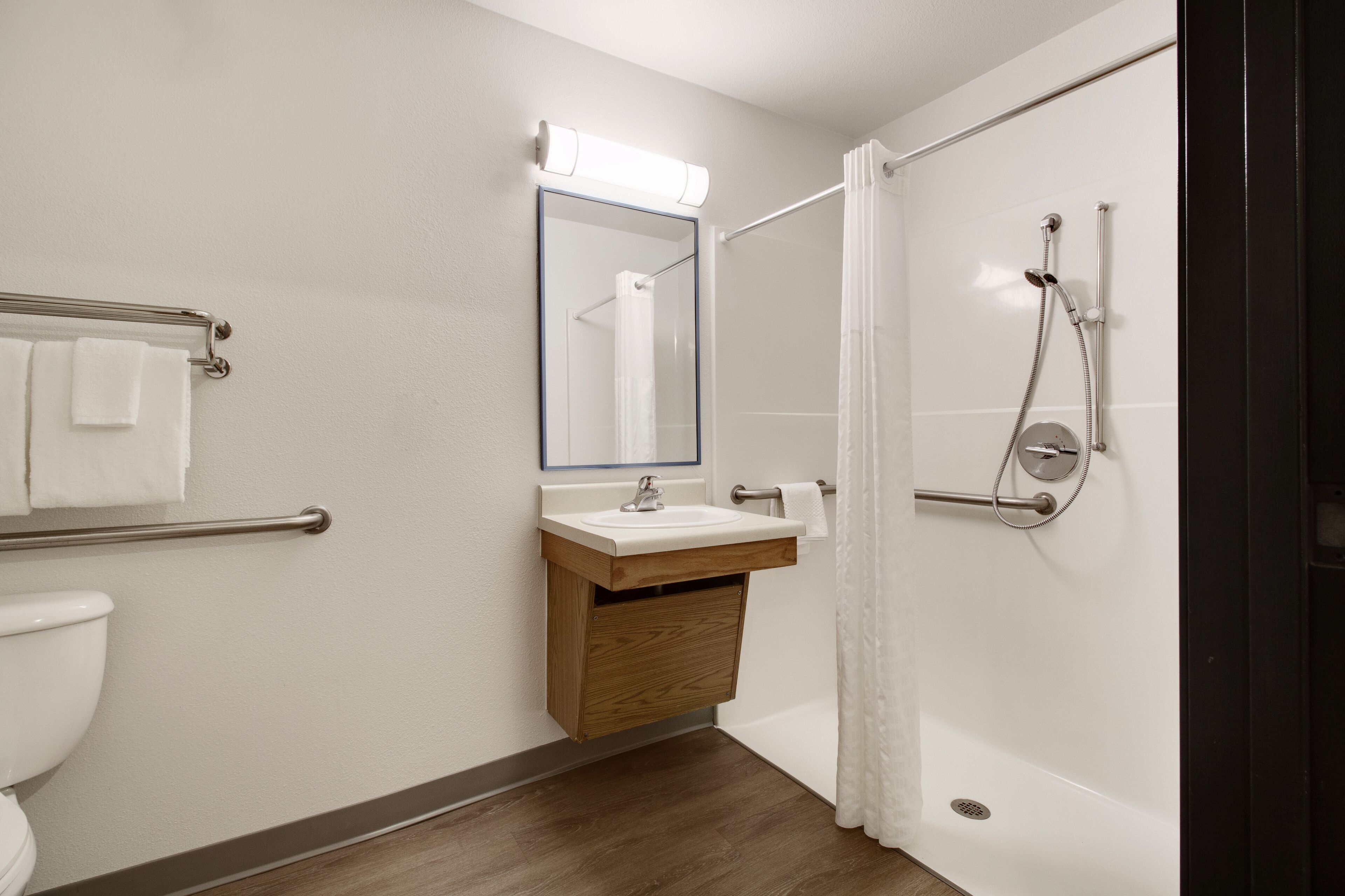Suite, 1 Queen-Bett, barrierefrei, Nichtraucher | Badezimmer | Duschwanne, Haartrockner, Handtücher