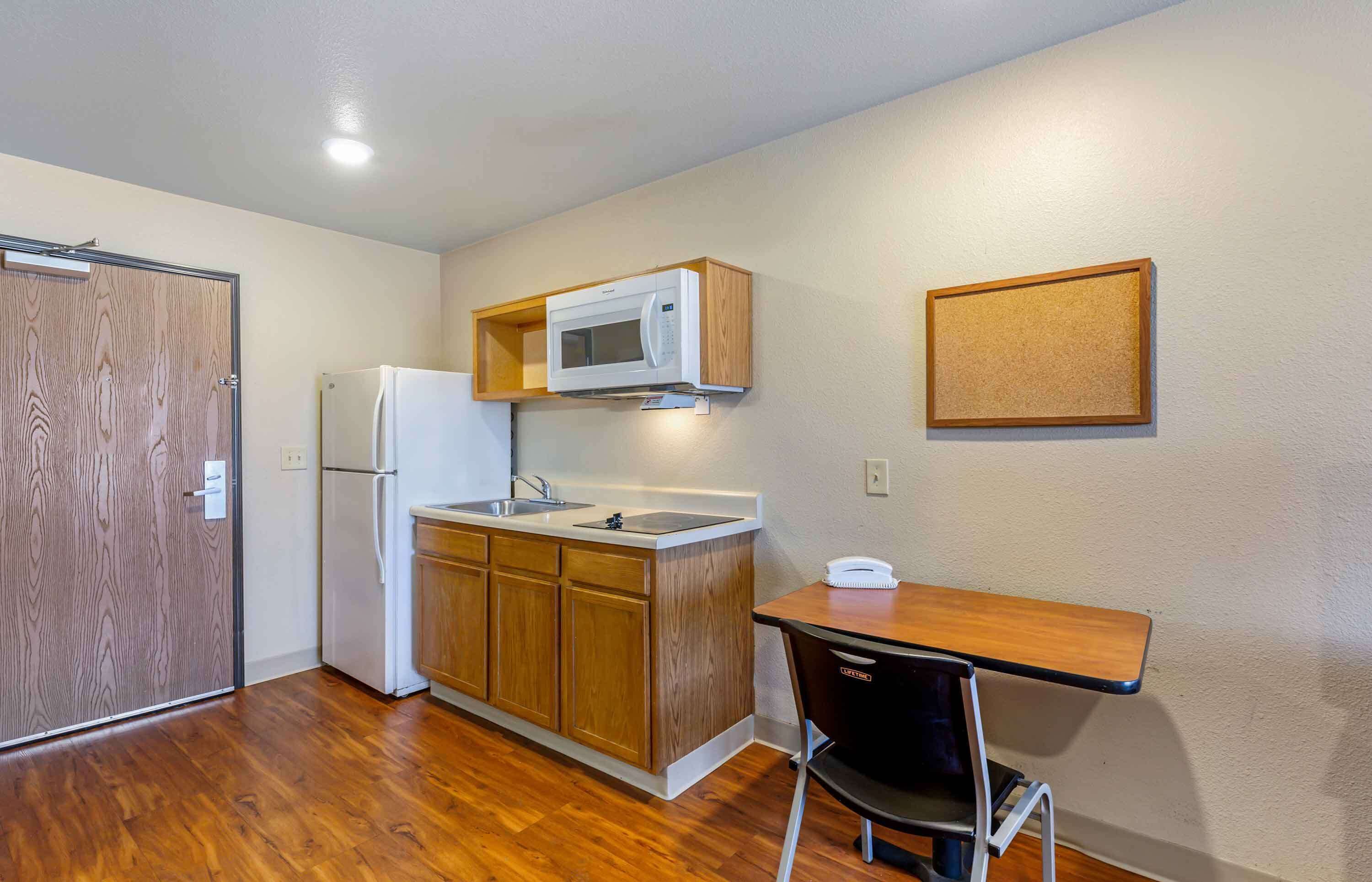 Desk, laptop workspace, iron/ironing board, free WiFi