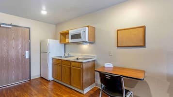 Desk, laptop workspace, iron/ironing board, free WiFi