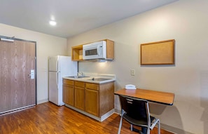 Desk, laptop workspace, iron/ironing board, free WiFi - Extended Stay America Select Suites - Cleveland - Mentor (Mentor)