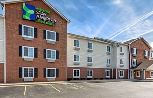 Un hotel de varios pisos con fachada de ladrillo y un letrero de Extended Stay America.