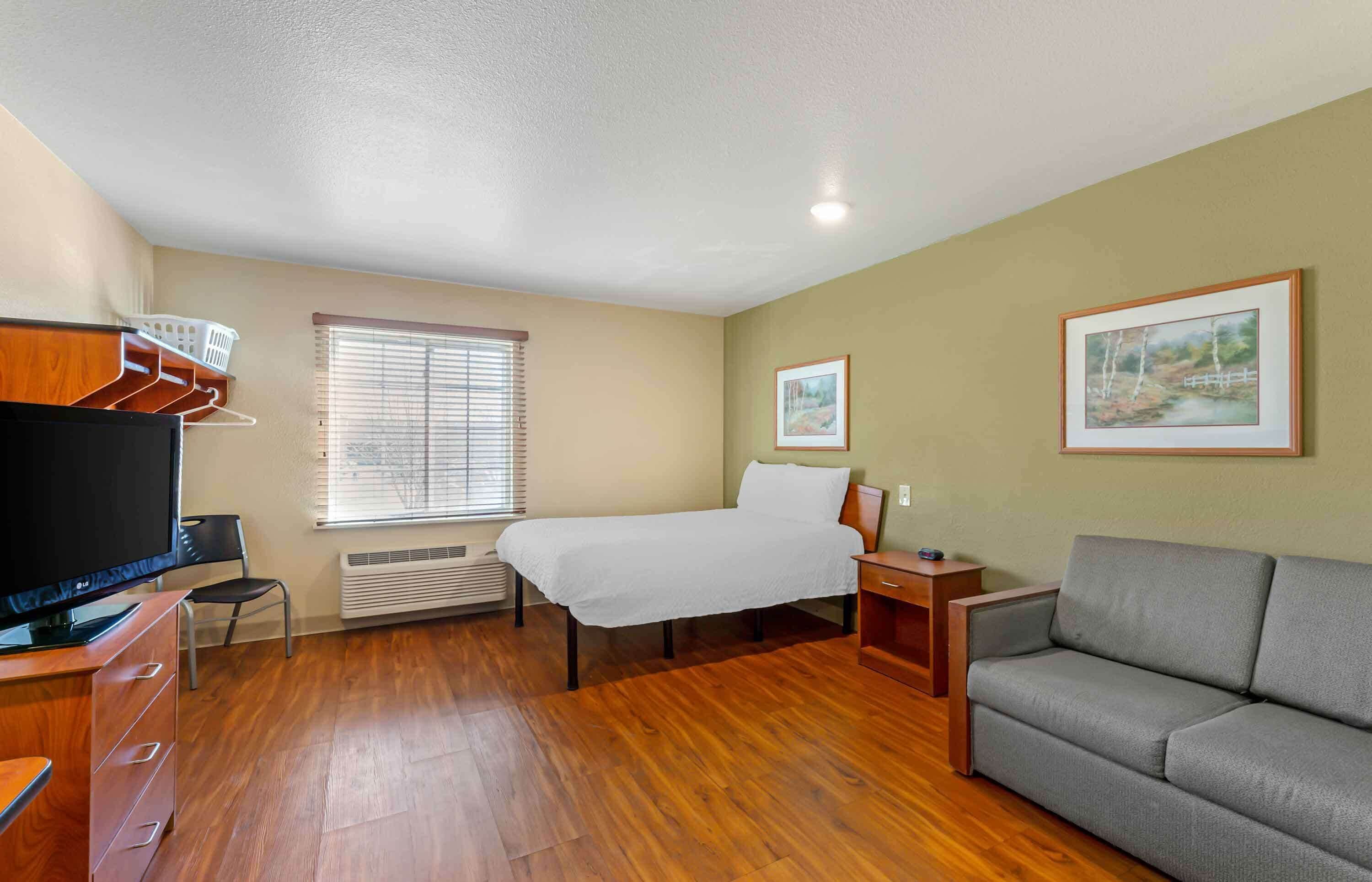 Escritorio y espacio para trabajar con laptop 