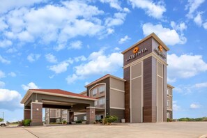 A hotel with a prominent tower featuring the name "La Quinta Quinta".