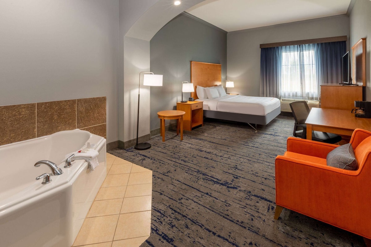 Premier Room, 1 King Bed, Jetted Tub