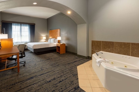 Chambre « Premier », 1 très grand lit, baignoire à jets | Literie de qualité supérieure, bureau, rideaux occultants. La Quinta Inn & Suites by Wyndham Bridgeport