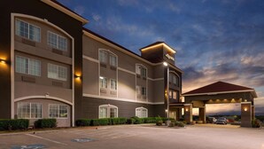 A multi-story hotel with a covered entrance and a parking lot. - La Quinta Inn & Suites by Wyndham Bridgeport (Bridgeport)