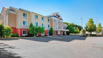 Welcome to Hampton Inn & Suites, featuring a two-story structure with a flat roof and central entrance.
