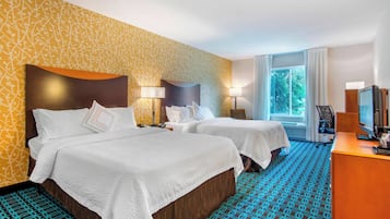 Luxe beddengoed, een bureau, verduisterende gordijnen