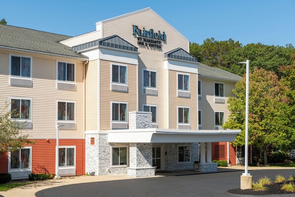 A Fairfield by Marriott hotel with a modern design, featuring multiple windows and a stone facade. - Fairfield Inn & Suites by Marriott Hooksett (Hooksett)