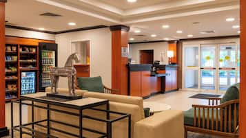 Una hall con reception, area salotto e distributori automatici.