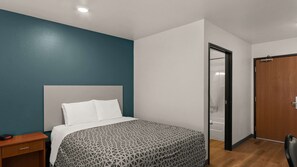 Desk, free WiFi, bed sheets, alarm clocks - WoodSpring Suites Evansville East (Evansville)