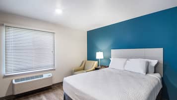 Escritorio, wifi gratis, ropa de cama y despertador