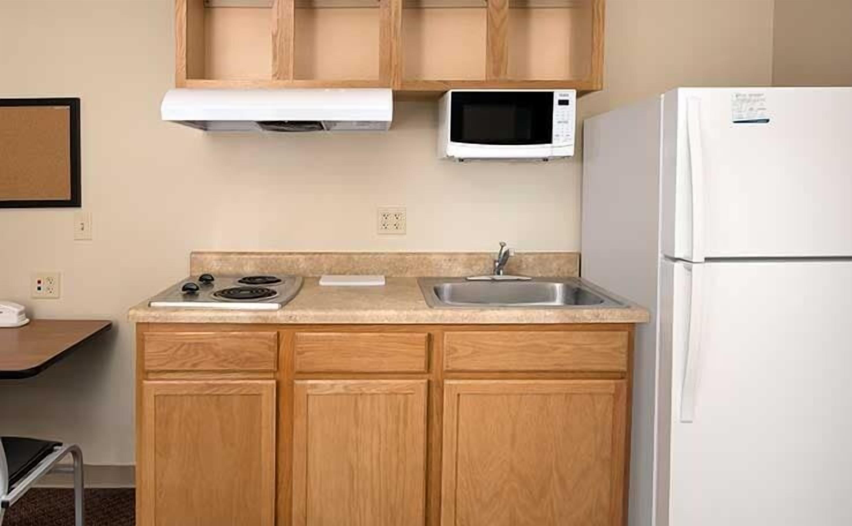 Geladeira grande, micro-ondas, cooktop