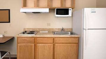 Geladeira grande, micro-ondas, cooktop