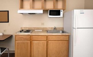 Full-size fridge, microwave, stovetop - WoodSpring Suites Evansville East (Evansville)