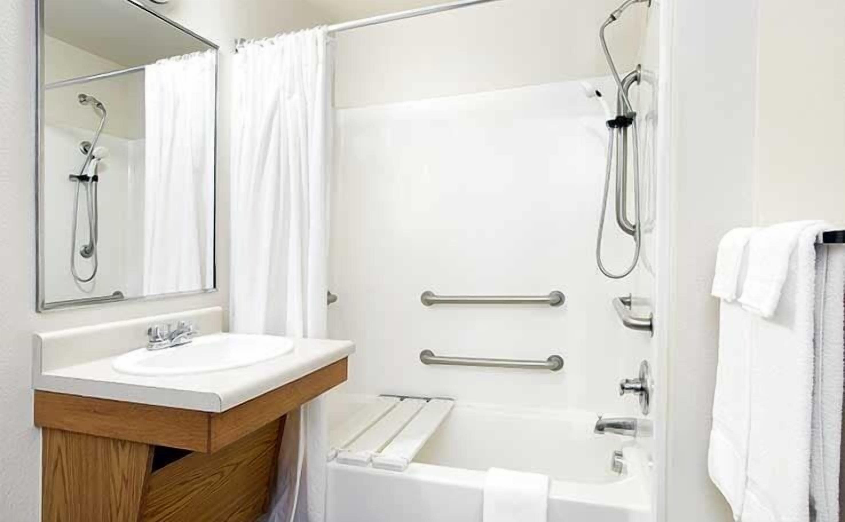 Suite, 1 Queen Bed, Accessible, Non Smoking | Bathroom | Combined shower/bathtub, towels