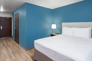 Escritorio, wifi gratis, ropa de cama y despertador
