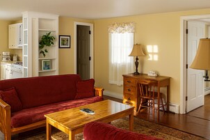 Grand Suite | Living room | 34-inch flat-screen TV with digital channels, TV, books