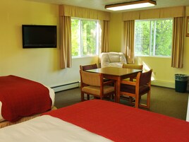 Deluxe Studio, Kitchen, Corner | In-room dining