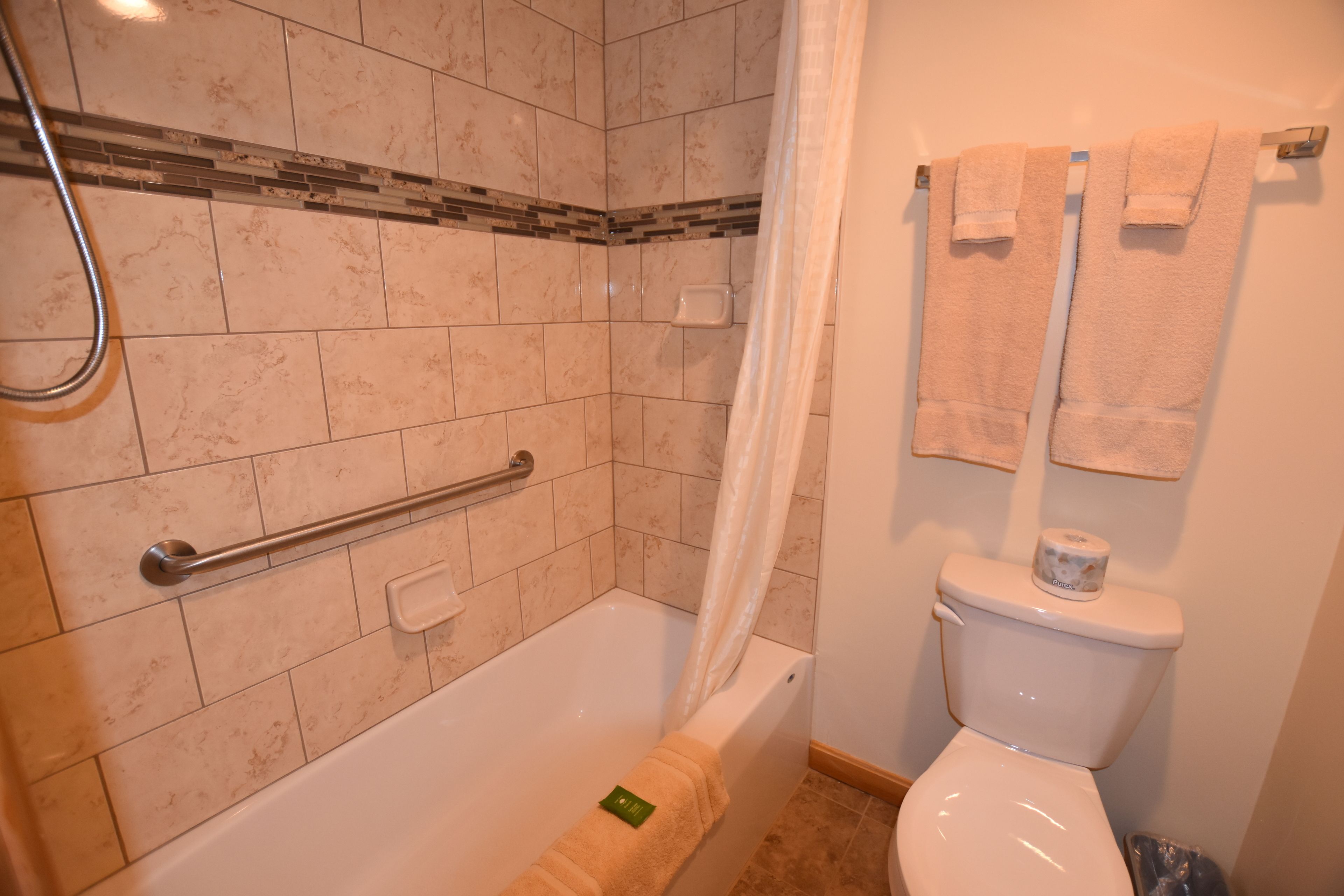 deluxe studio, kitchen, corner | bathroom | rainfall showerhead, free toiletries, hair dryer, towels