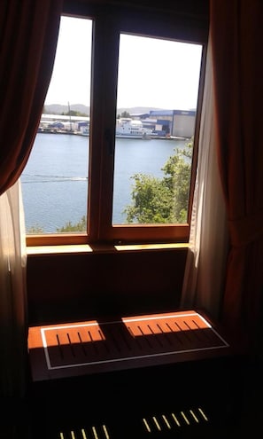 Quarto, 1 cama Queen, vista para o rio | Frigobar, cofres nos quartos, escrivaninha, Wi-Fi de cortesia