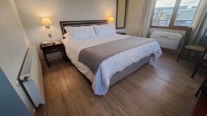 Quarto casal standard | Frigobar, cofres nos quartos, escrivaninha, Wi-Fi de cortesia