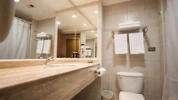 Combined shower/bathtub, rainfall showerhead, free toiletries