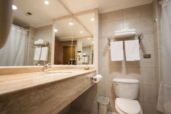 Combined shower/tub, rainfall showerhead, free toiletries, hair dryer