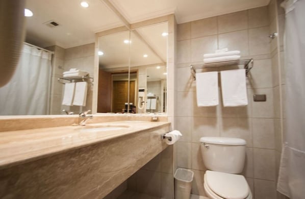 Combined shower/bathtub, rainfall showerhead, free toiletries
