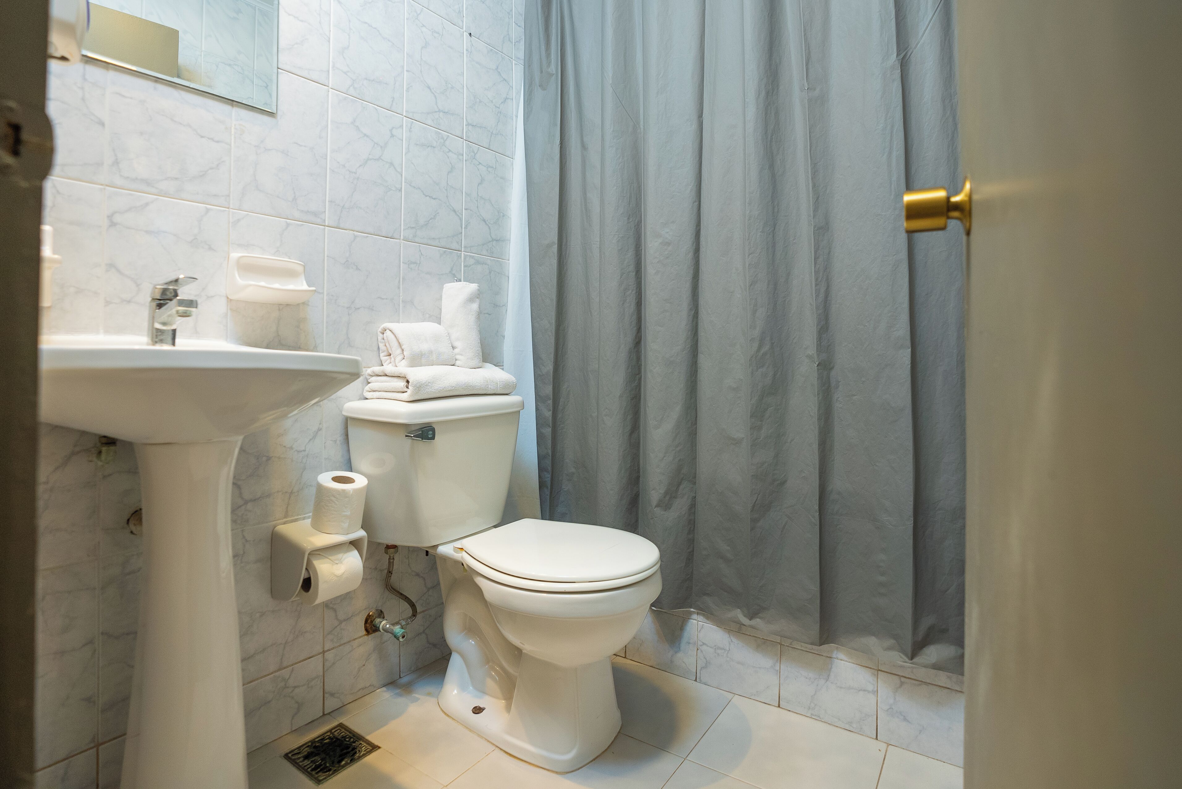 shower, rainfall showerhead, free toiletries, towels